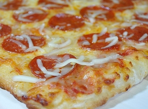 >Cheese and Pepperoni Pizza Photo 1